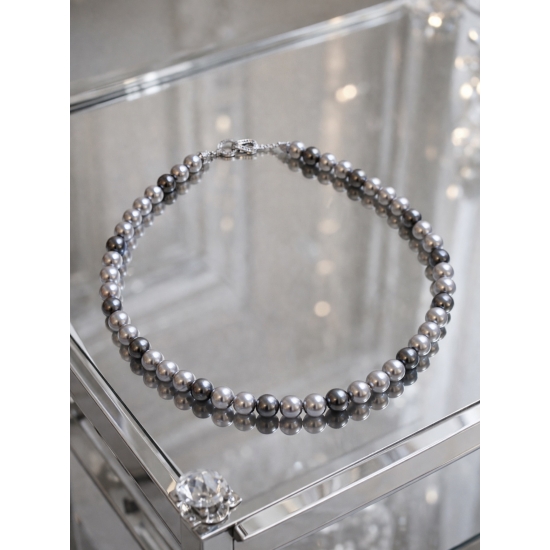 Klasyczny naszyjnik z szarych pereł – elegancki detal do nowoczesnych i wieczorowych stylizacji.